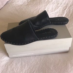 Urge Black Leather Slides Sz 39 (fits 7/12-8 foot)